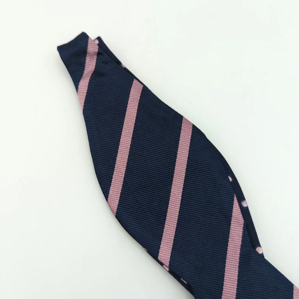 The tie bar Mens Bow tie 100% Silk Trad Stripe Navy Blue NWOT